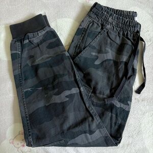 Preloved Aritzia TNA Camo Joggers Size XS